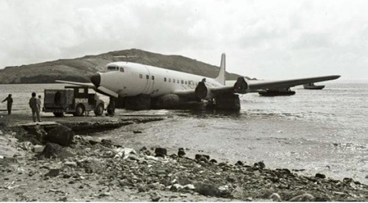 Enrique Vera Bencomo - Embarque del avión Douglas DC-7 de Spantax en la bahía de Gando